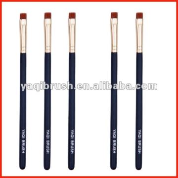 Flat top eye blending brush