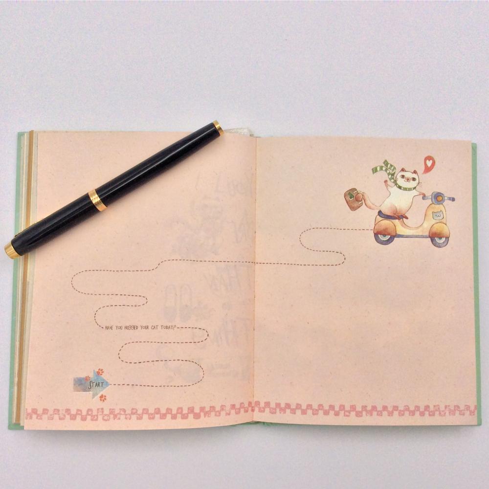 Caderno liso de papel com páginas coloridas