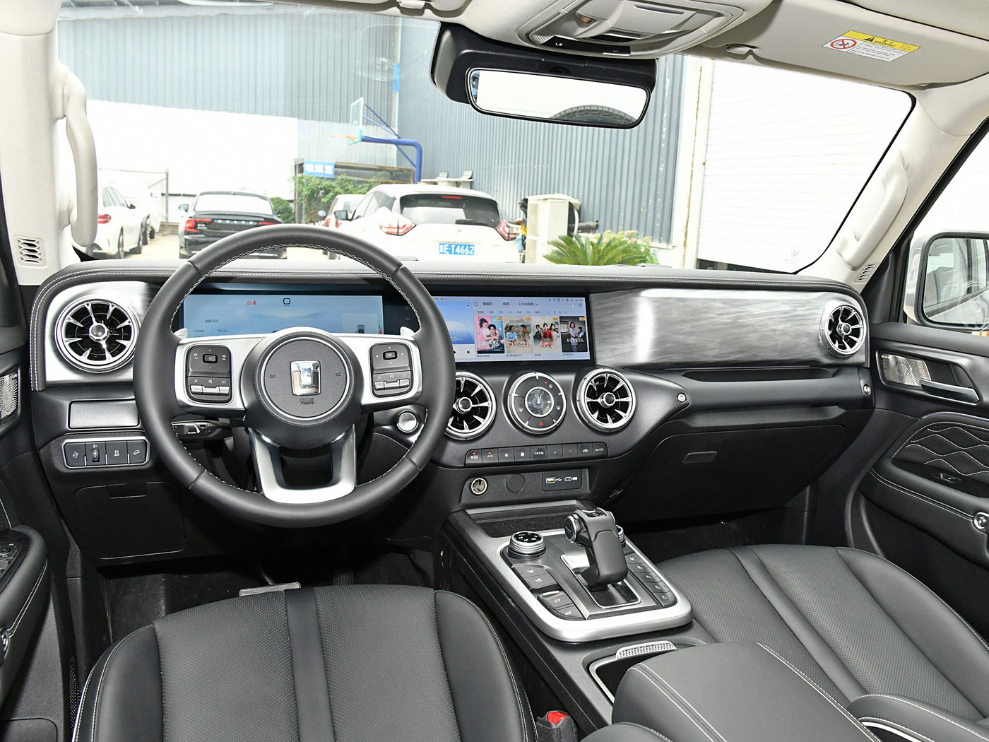 Tank 300 INTERIOR