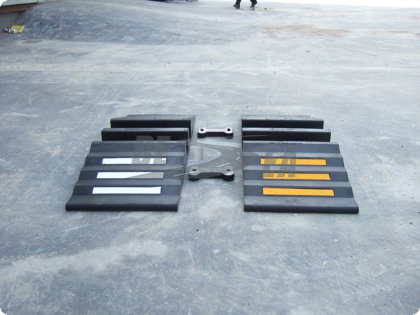 Black Rubber 2 Channels Fire Hose Bridge (DH-HR-3)