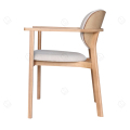 Marco de madera con silla de acento de tapicería