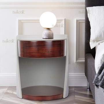 Juego de dormitorio de madera de rosa: mesa lateral de madera de cuero blanco vacío con zócalo de madera maciza