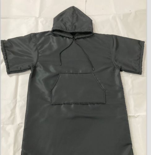 Impermeable 100% poliéster Dryrobe para la playa.