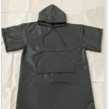 Impermeable 100% poliéster Dryrobe para la playa.