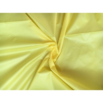 Tissu taffetas uni teint en 100% polyester