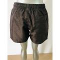 Herenstrandshort met bruine kleine lettertjes