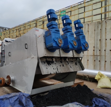 Self cleaning screw stacking machine