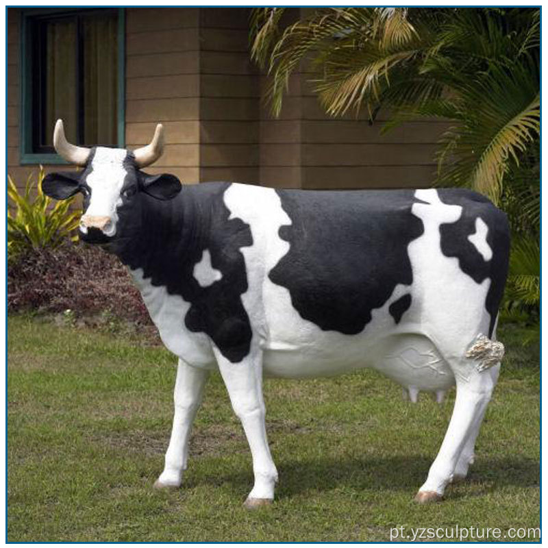 Decoração da fazenda Tamanho ao ar livre Tamanho Resina Cow Statue