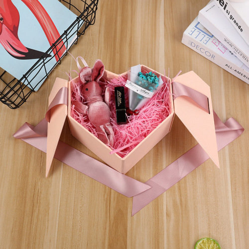 Boîte cadeau en papier à ruban personnalisé en forme de coeur