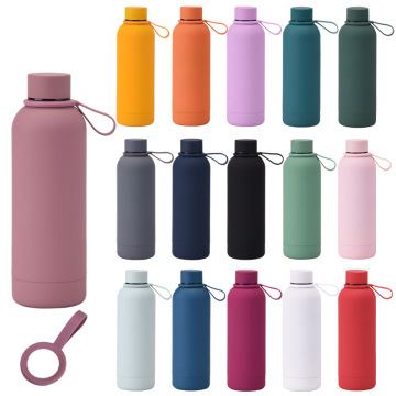 500 ml di bombole di acqua per la bocca Sports Small Scottoni isolati a vuoto