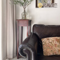 عرض نباتي عمودي خشبي بسيط مع طاولة جانبية