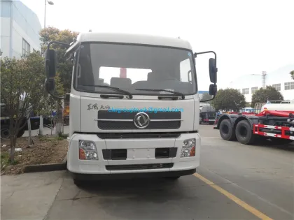 Hooklift garbage truck with compressed garbage box
