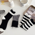 흑백 줄무늬 구멍 거지 양말