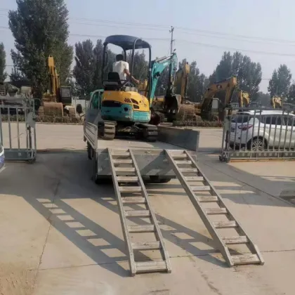 Mobile Aluminum Trailer Ramps for Loading Rubber Track Crawler and Aluminum Ladders