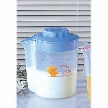 Plastic beverage jug with a filter, suitable for juice, milk, tea or coffee, ideal for home use