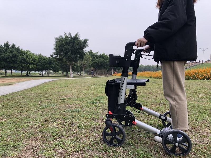 Populaire mobiliteit AIDS Dubbel vouwen lichtgewicht medische volwassen wandelrollator voor senior TRA01A