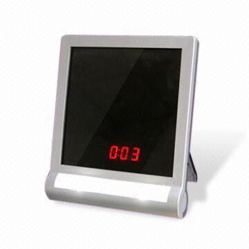 Relógio de mesa mini em Design de espelho cosmético com diodo emissor de luz, mede 12,5 x 2.6 x 14,8 cm