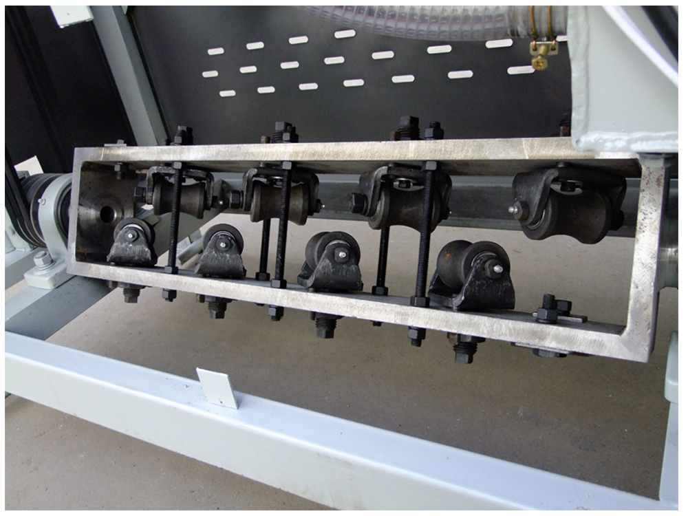 Steel bar straightening and cutting machine detail