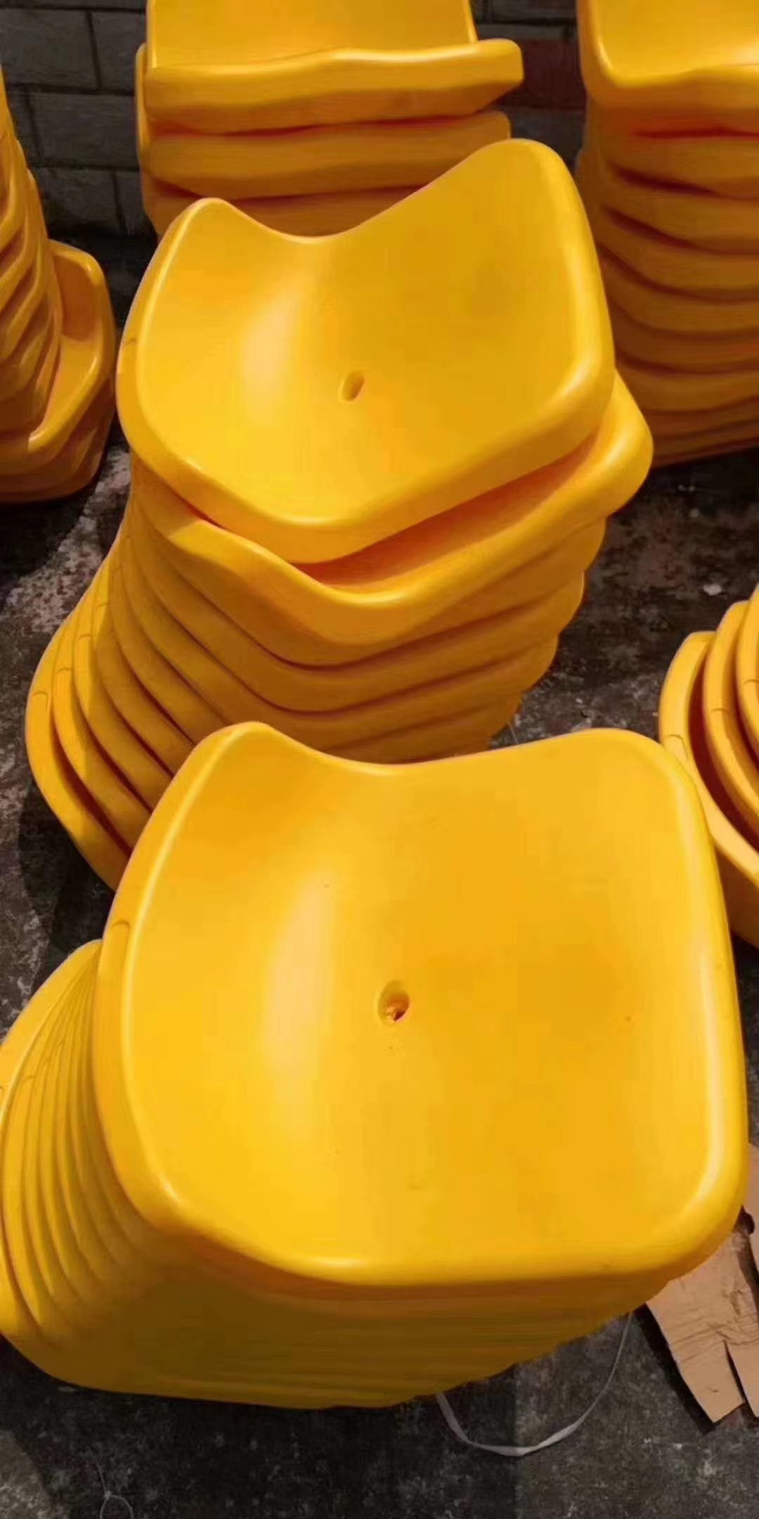 Low backrest seat for stadium