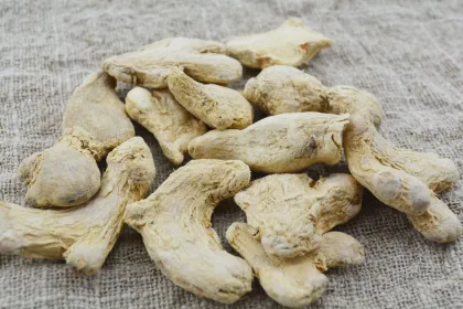 Dehydrated and air-dried whole ginger