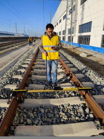 Digital Railroad Rolling Track Gauge