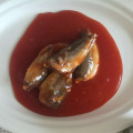 Maquereau en conserve avec couvercle facile à ouvrir dans une sauce tomate