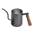 Giet de koffieketel met houten handvat 600ml