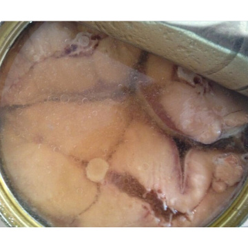 Morceaux de saumon rose en conserve dans l&#39;eau avec du sel ajouté