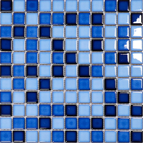 Piscina con piscina con piastrelle blu a mosaico per piscina