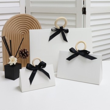Wholesale New Fashion Light Luxury Gift Bag with Butterfly Dance Design and Wooden Ring Handle