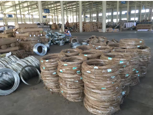 Servizio di imballaggio professionale per filo di ferro rivestito in PVC ANJIA. Imballato in sacchetti resistenti all'umidità e cartoni sicuri per ordini di costruzione di calibro 12 per garantire zero danni durante la spedizione globale.