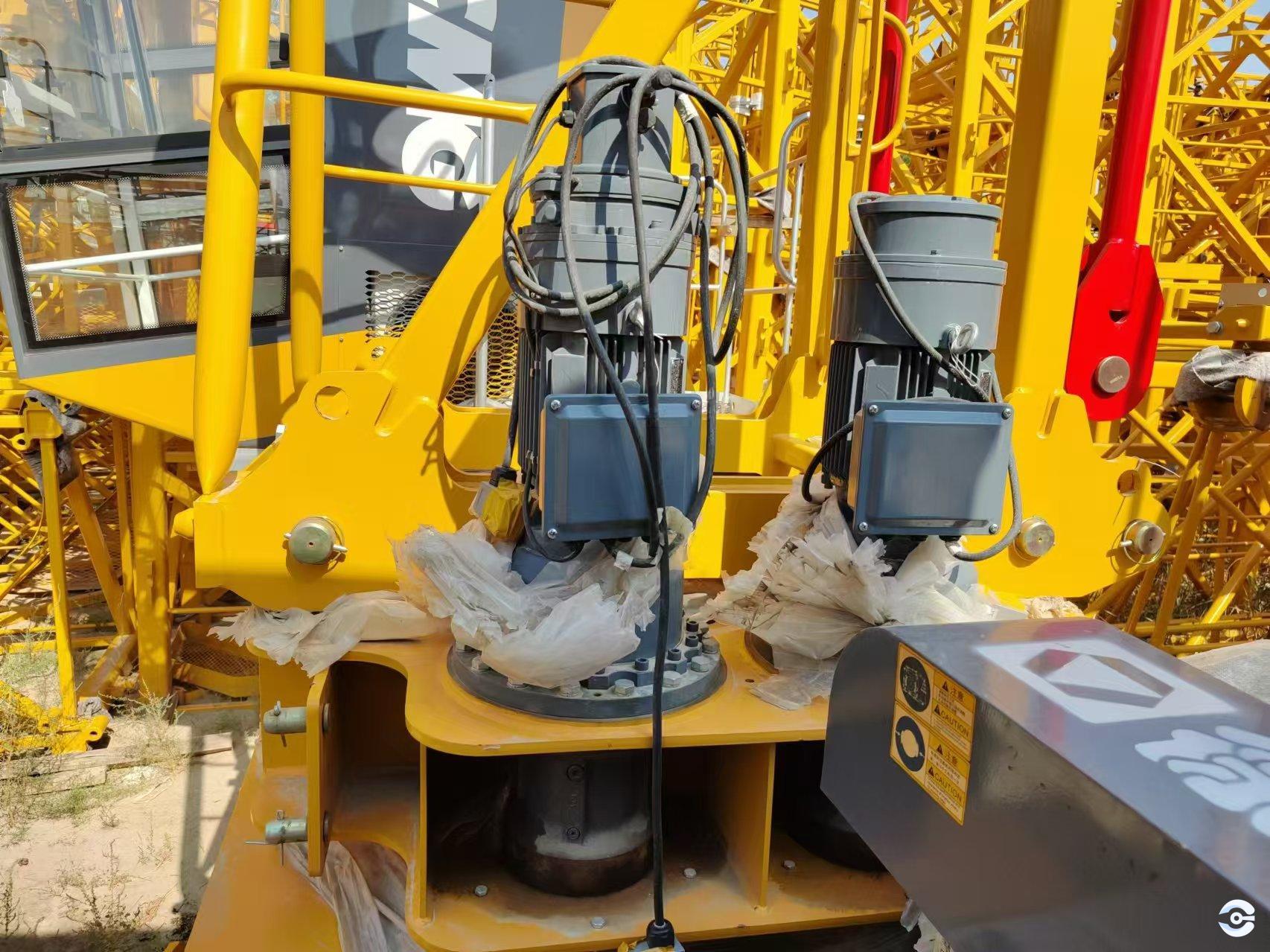 Second-hand tower crane with load suspended