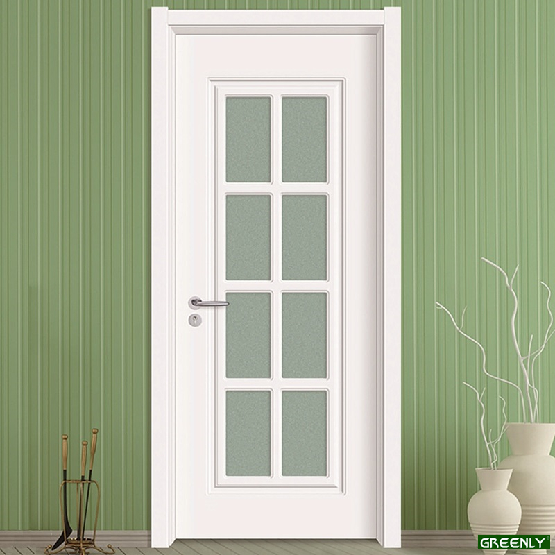 Белая современная деревянная дверь со стеклом