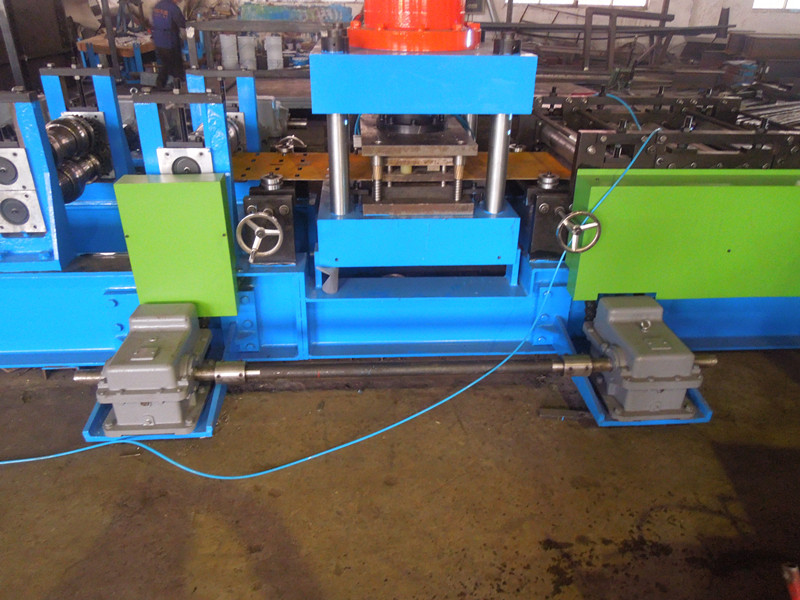 highway guardrail roll forming machine