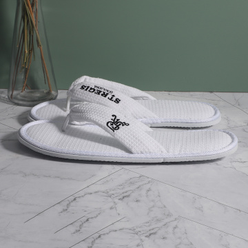 Suministros de hotel logotipo personalizado zapatillas cerradas para hotel