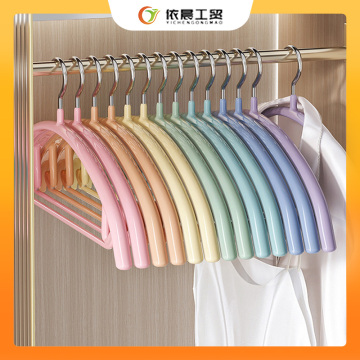 Halbrunder Kleiderbügel mit Regenbogen-Vinylbeschichtung