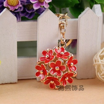 Creative 3D hollow five leaf flower enamel metal Keychain gold plated crystal ladies handbag hanger fashion accessories