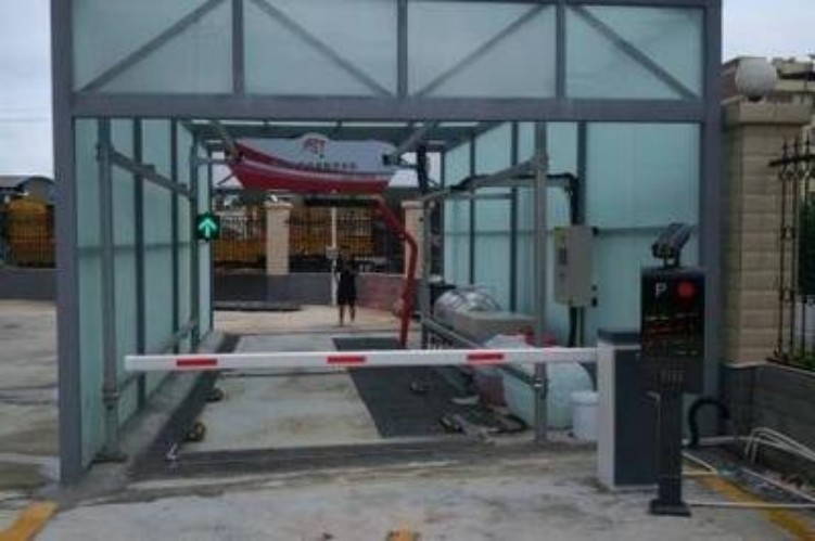 Estacionamiento puerta recta de poste