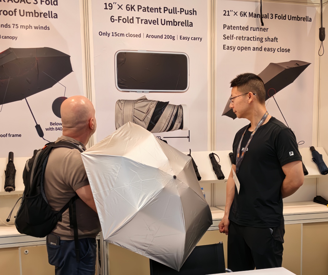 Baisite ultra-light umbrella weighing 120 grams held in one hand