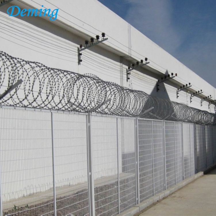 BTO-22 960mm Diameter Galvanized Military Concertina Razor Barbed Wire