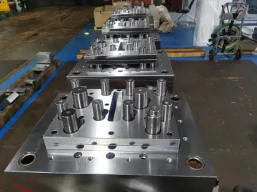 Mold base for die casting mold