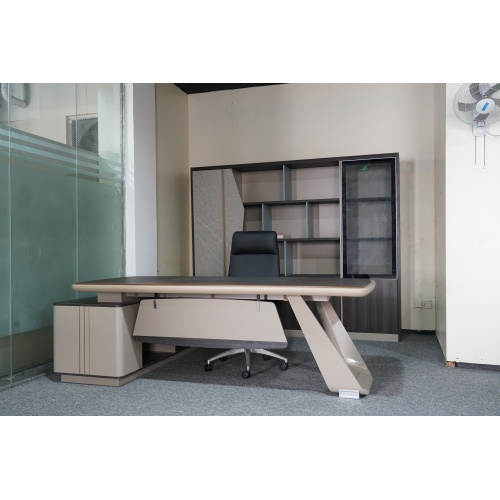 Mesa executiva moderna com armário lateral