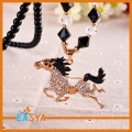 Diseño único caballo forma colgante collares como regalos para mujeres