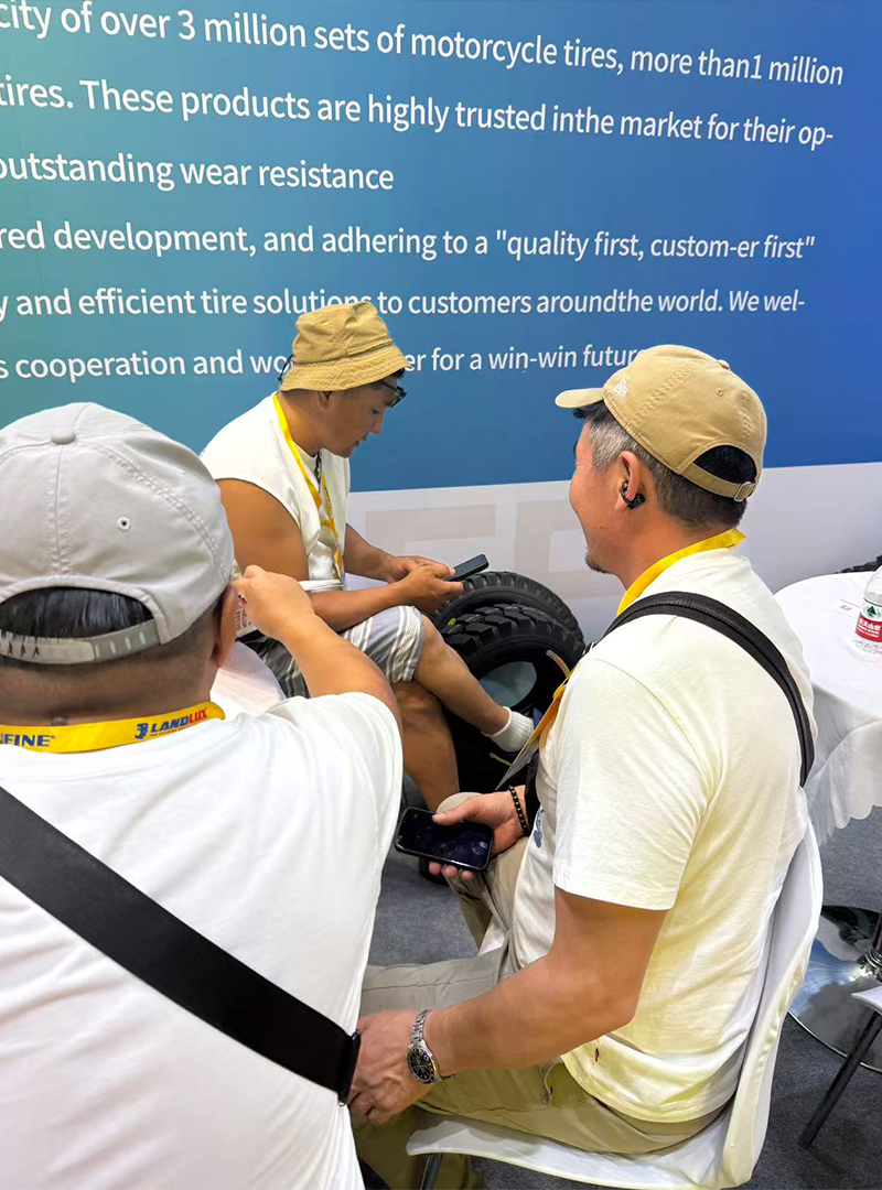 Business discussions at the Shanghai Tire Expo are heating up, with a steady stream of visitors at the Rislife booth.