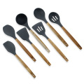 Set di utensili da cucina in silicone con manico in legno