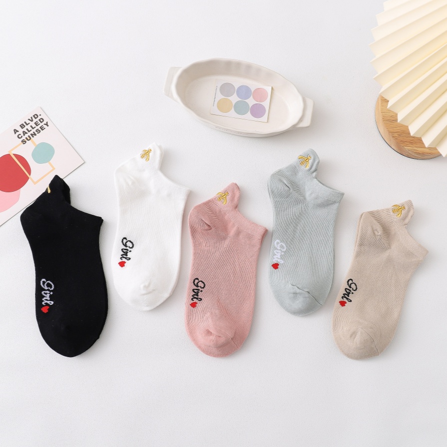 Ang mga medyas ng bangka na may naka -embroider na may maraming kulay na disenyo ng pukyutan