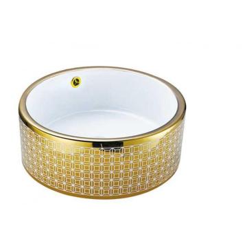 Baño de lujo con lavabo de cerámica pintada en oro