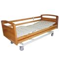 Drewniane łóżko pielęgniarskie z poręczy