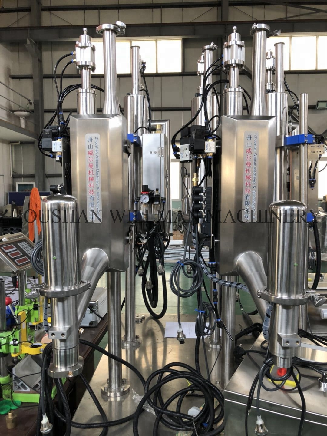 Juice liquid nitrogen injection system for bottles/cans