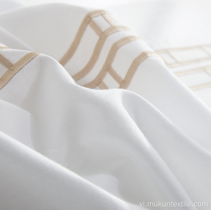 Bộ đồ giường vải lanh trắng của khách sạn bằng bông